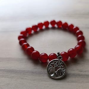 Karneol ásványkarkötő, ezüst színű életfa medállal