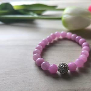 Jáde ásványkarkötő, 10 mm-es Shamballával