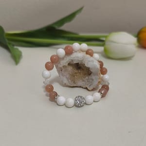 Barna Holdkő, Kagylóhéj és Repesztett Hegyikristály ásványkarkötő, 10 mm-es Shamballával
