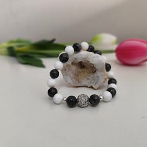 Larvikit és Kagylóhéj ásványkarkötő, 10 mm-es ezüst színű cirkónia golyóval díszítve