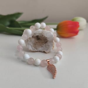 Rózsakvarc és Kagylóhéj ásványkarkötő, Rosegold cirkónia angyalszárnnyal díszítve