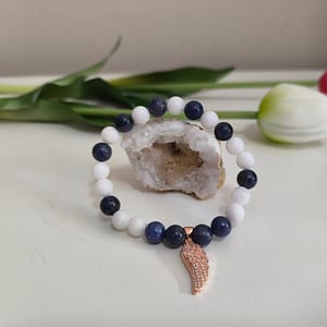 Szodalit és Tejkvarc ásványkarkötő, Rosegold színű mikrostrassz angyalszárnnyal
