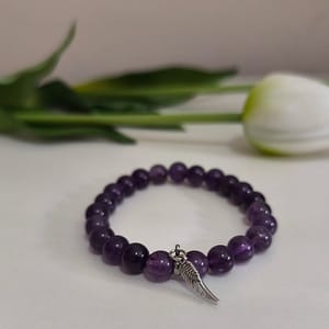 Ametiszt ásványkarkötő, ezüst színű angyalszárnnyal díszítve