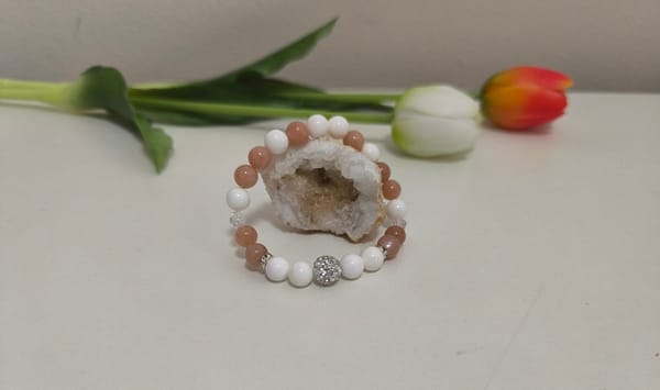 Barna Holdkő, Kagylóhéj és Repesztett Hegyikristály ásványkarkötő, 10 mm-es Shamballával