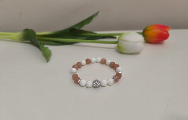 Barna Holdkő, Kagylóhéj és Repesztett Hegyikristály ásványkarkötő, 10 mm-es Shamballával - Image 2