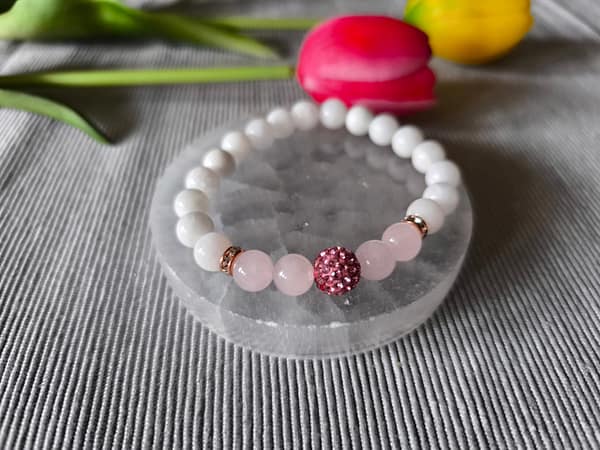 Jáde és Rózsakvarc ásványkarkötő, 10 mm-es Shamballával