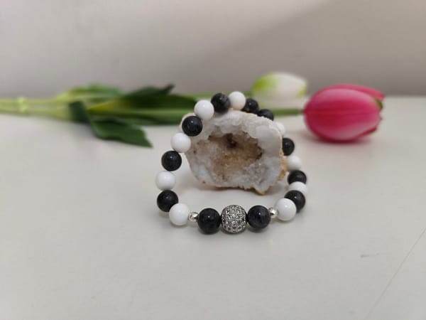 Larvikit és Kagylóhéj ásványkarkötő, 10 mm-es ezüst színű cirkónia golyóval díszítve