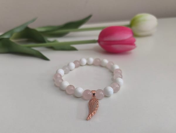 Rózsakvarc és Kagylóhéj ásványkarkötő, Rosegold cirkónia angyalszárnnyal díszítve - Image 2