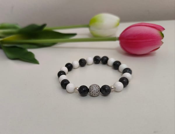 Larvikit és Kagylóhéj ásványkarkötő, 10 mm-es ezüst színű cirkónia golyóval díszítve - Image 3