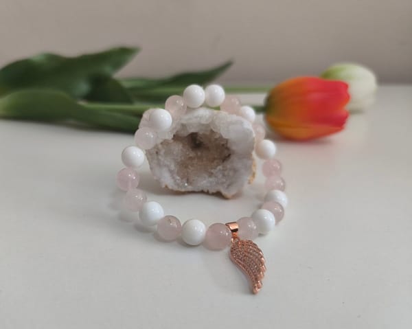 Rózsakvarc és Kagylóhéj ásványkarkötő, Rosegold cirkónia angyalszárnnyal díszítve