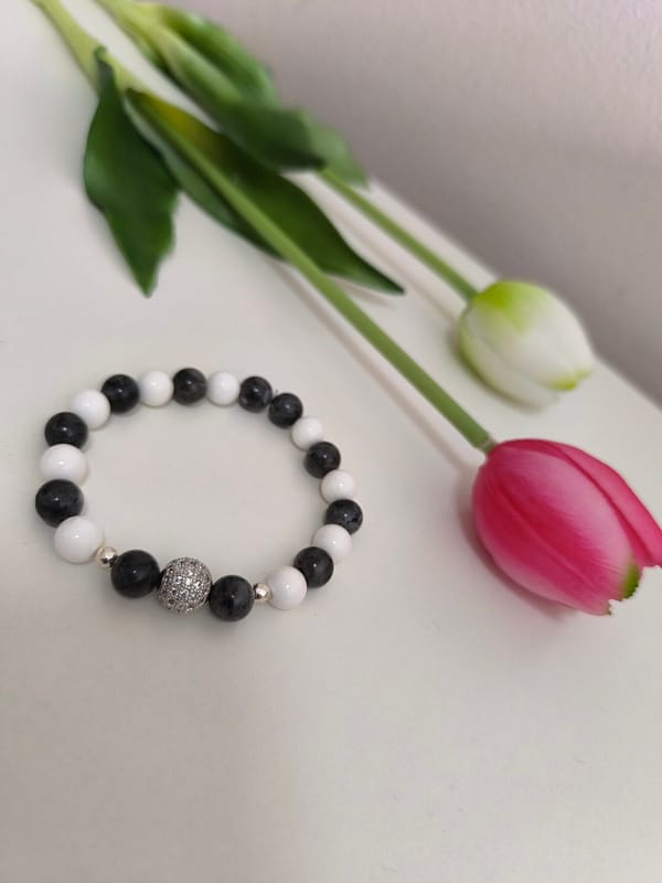 Larvikit és Kagylóhéj ásványkarkötő, 10 mm-es ezüst színű cirkónia golyóval díszítve - Image 2